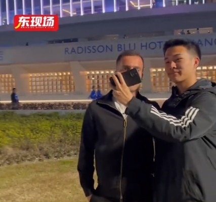 塞尔吉尼奥现身上海八万人体育场,并与球迷亲切打招呼合影