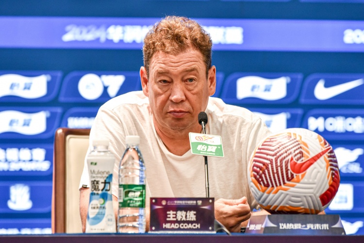 斯卢茨基:德比战的关注度和意义都不太一样,客观说双方五五开